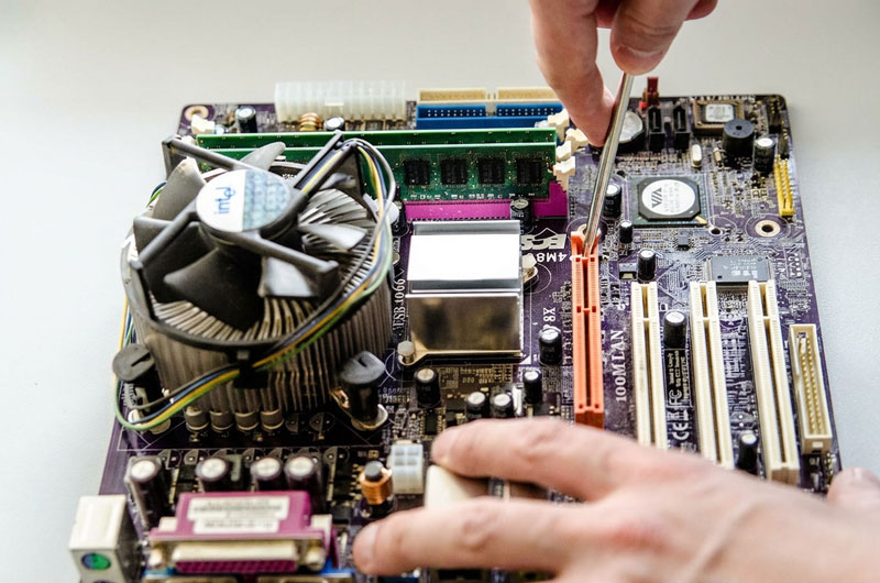 メモリの増設作業中のマザーボードの写真